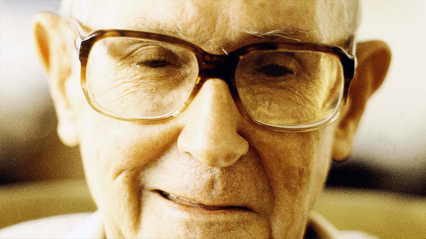 Conheça a história de Carlos Drummond de Andrade